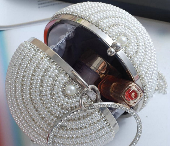 Clutch de noche con perlas, lentejuelas y flecos