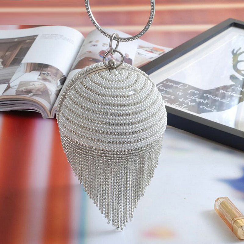 Clutch de noche con perlas, lentejuelas y flecos
