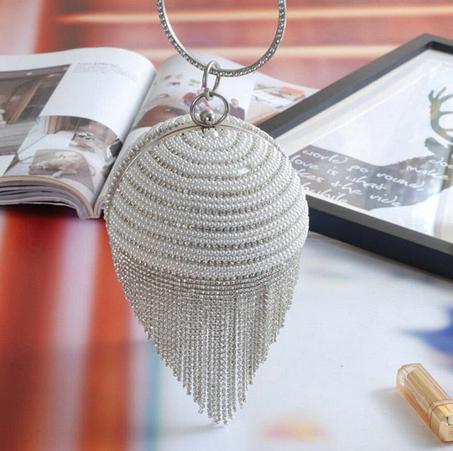 Clutch de noche con perlas, lentejuelas y flecos