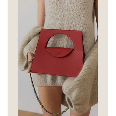 Bolso tote geométrico con cadena y detalle clutch