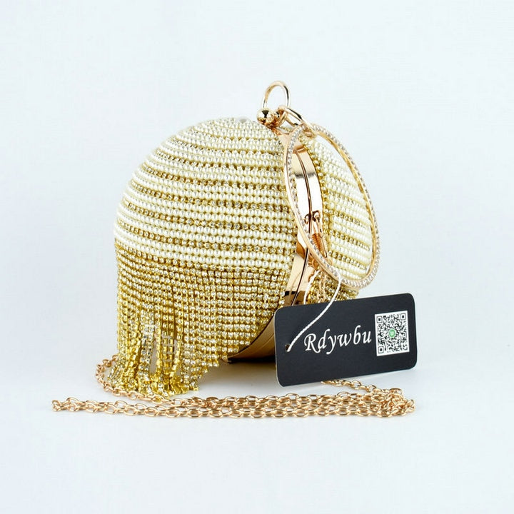 Clutch de noche con perlas, lentejuelas y flecos