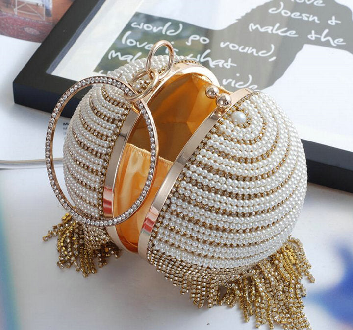 Clutch de noche con perlas, lentejuelas y flecos