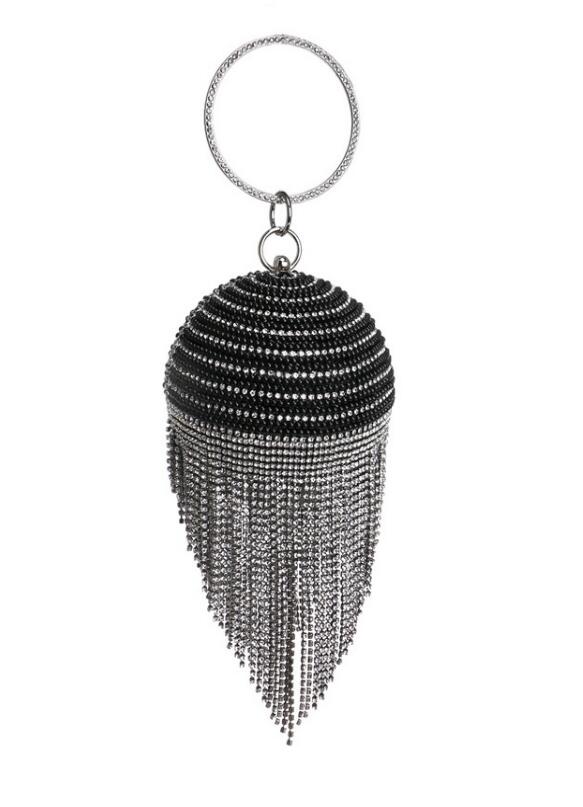 Clutch de noche con perlas, lentejuelas y flecos