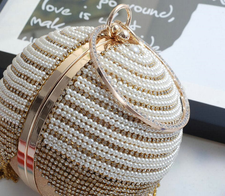 Clutch de noche con perlas, lentejuelas y flecos