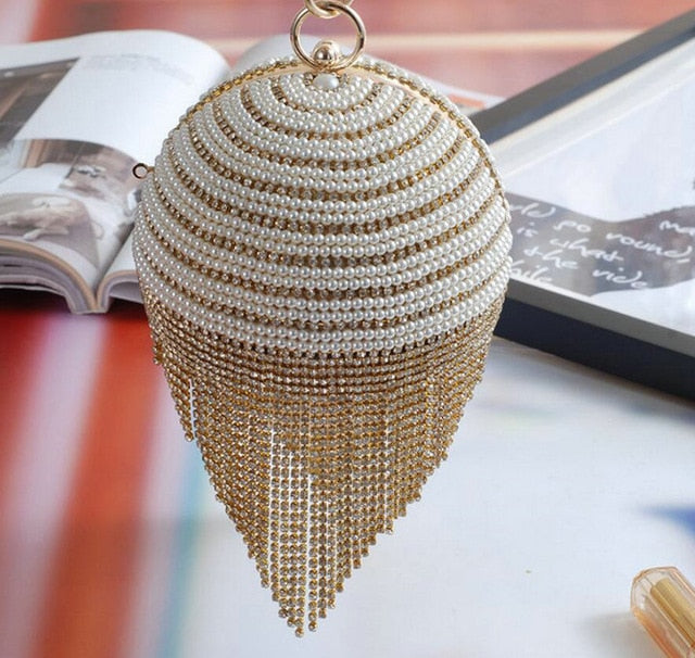 Clutch de noche con perlas, lentejuelas y flecos