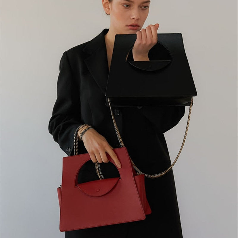 Bolso tote geométrico con cadena y detalle clutch