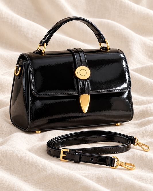 Bolso Luca negro de charol, vista frontal.