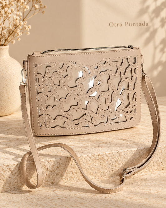 Bolso Nora beige de frente, con diseño calado y correa bandolera.